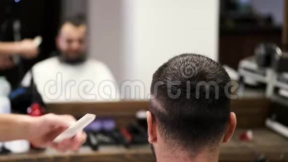 理发师为理发店的顾客做时尚发型视频的预览图