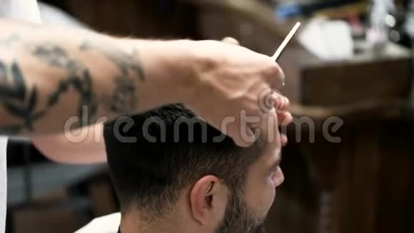 理发店理发师的手剪客户的头发视频的预览图