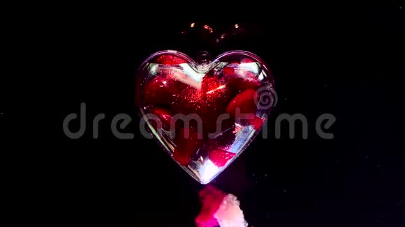 2月14日情人节概念一颗美丽的玻璃心充满了小小的红心视频的预览图