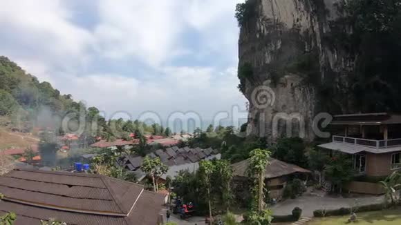 从一座高山望着海边的一个亚洲村庄的全景右侧悬崖视频的预览图