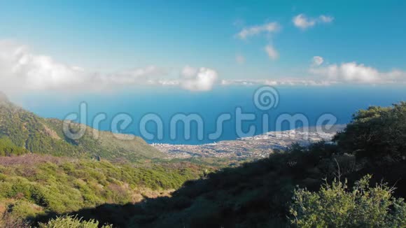 迷人的自然景观云水平的山谷远离海洋和海水城市在山脚下视频的预览图