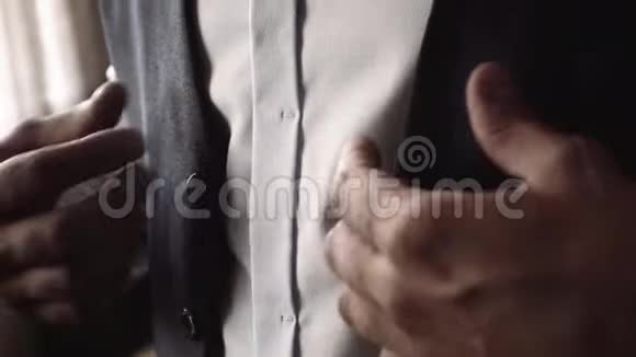 男士纽扣背心婚礼视频的预览图