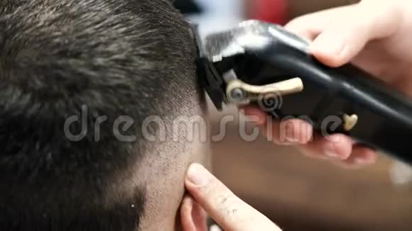 在理发店做发型时客户的头部特写视频的预览图