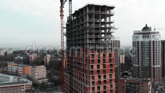施工现场施工吊车建设砖混住宅楼空中无人机观景未完成的高视频的预览图