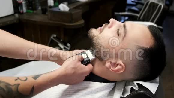 理发店理发师剪客人胡须过程视频的预览图