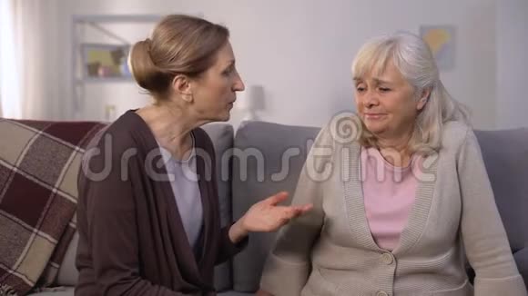 老妇人听着她的老朋友说话听力问题耳聋视频的预览图