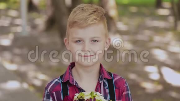 漂亮的小男孩手里拿着一束花视频的预览图