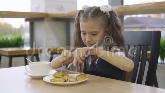 学生小学独自在自助餐厅吃饭视频的预览图