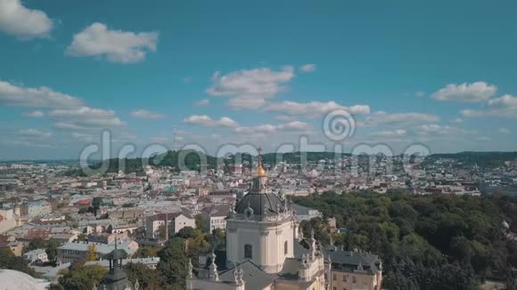 乌克兰利沃夫市圣朱拉圣乔治大教堂的鸟瞰图视频的预览图