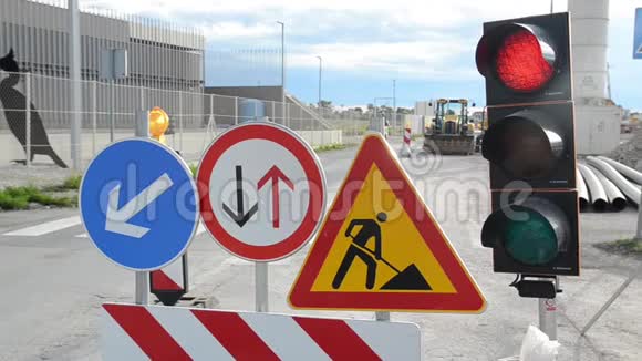 道路工程交通警示标志和临时交通信号灯城市街道修复街道和人行道在建视频的预览图