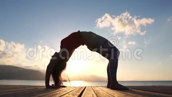 4K一个女人用慢动作在早晨的海景上做桥牌视频的预览图