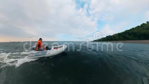 穿着救生衣坐船的船夫视频的预览图