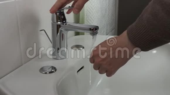 无法辨认的男人洗手视频的预览图