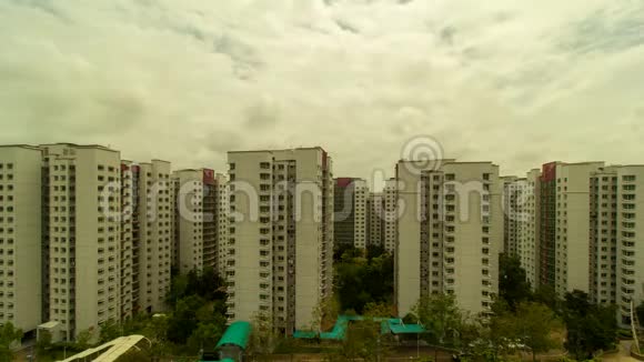 UHD4k电影新加坡Punggol公寓楼上空云移视频的预览图