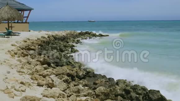 壮观的大西洋绿松石波在石头上破碎美丽的自然景观背景阿鲁巴岛视频的预览图
