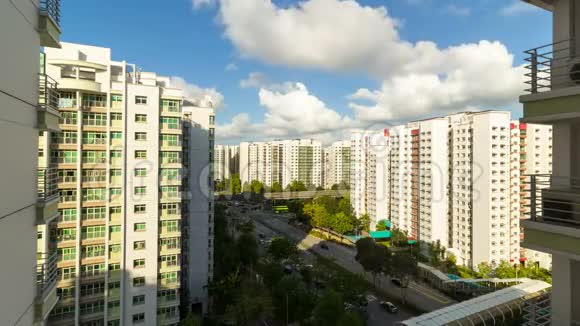 新加坡Punggol公寓大楼上空的移动云和蓝天UHD4k电影视频的预览图