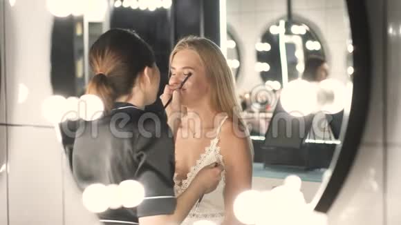 化妆师为金发客户化妆视频的预览图