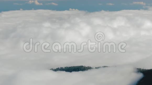 在加那利群岛经过艰难的徒步到达泰德火山顶部后云层上方艰难的一天徒步到火山峰的顶端视频的预览图