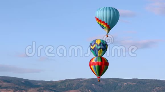 天空中五颜六色的热气球视频的预览图