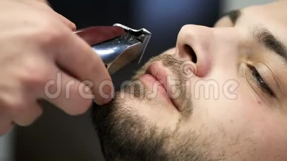 理发店理发客户用机器胡子视频的预览图