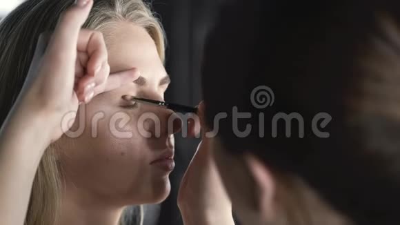 美容院艺术家化妆的特写视频的预览图