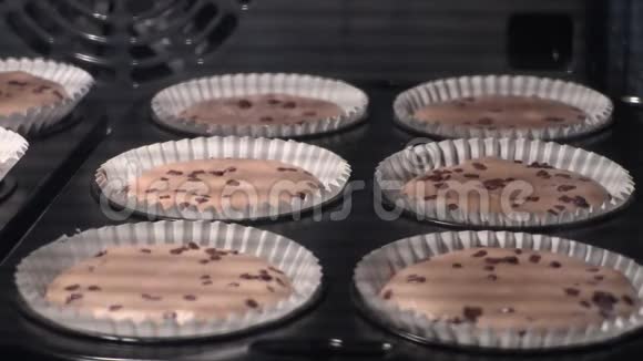 巧克力松饼在烤箱中升起的时间流逝视频的预览图