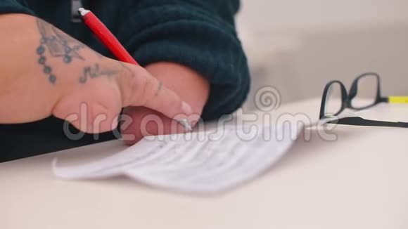 一个没有手的人在纸上写钢笔文字视频的预览图
