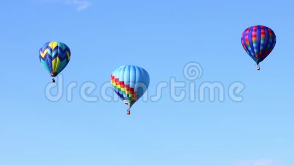 天空中五颜六色的热气球视频的预览图