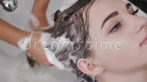 美容院客户洗头流程的特写视频的预览图