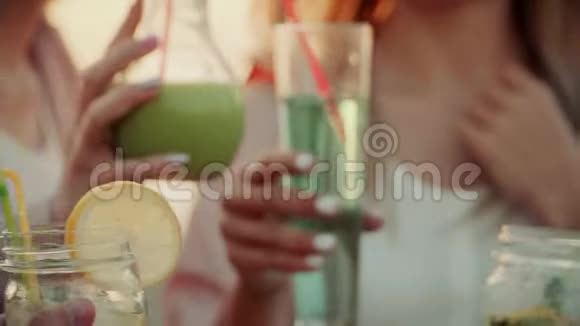 漂亮的眼镜与各种彩色鸡尾酒结合在一起夏季城市鸡尾酒关门视频的预览图