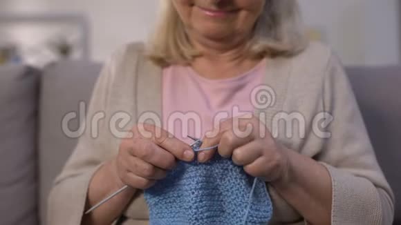 微笑的女人编织照顾奶奶给孙子做礼物爱好特写视频的预览图