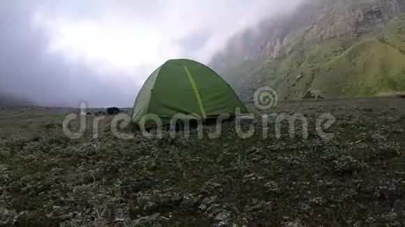 慢镜头在露营帐篷周围移动视频的预览图