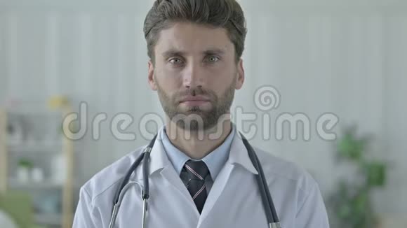 一位严肃的年轻医生说不视频的预览图