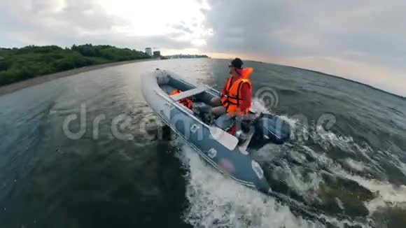 在海岸附近驾驶充气船的人视频的预览图