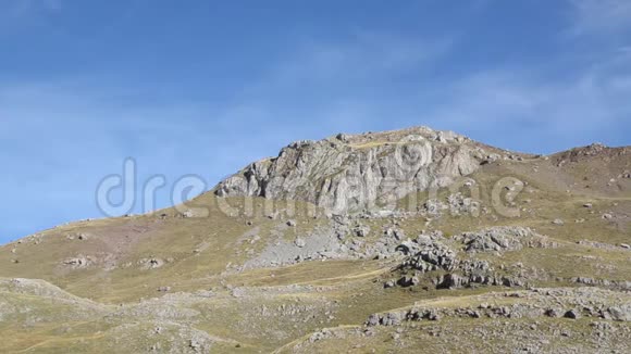 秋天的山景大自然中裸露的山脉丘陵岩石斜坡和牧场迪纳里阿尔卑斯山维索奇卡波斯尼亚和黑塞哥维那视频的预览图