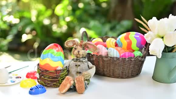 复活节快乐五彩缤纷的彩画彩蛋在四月庆祝为家庭庆祝活动做准备和绘画视频的预览图