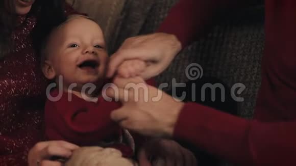 亲密的可爱的小微笑的小男孩爸爸和他玩交叉双手快乐在一起的家庭假期概念视频的预览图