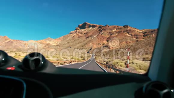 汽车行驶在一条光滑的沥青道路上上面有新涂的标记在里面看山景火山岛视频的预览图