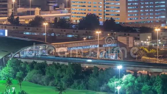 地铁站服务于迪拜互联网城和迪拜媒体城地区以及高尔夫俱乐部之夜视频的预览图