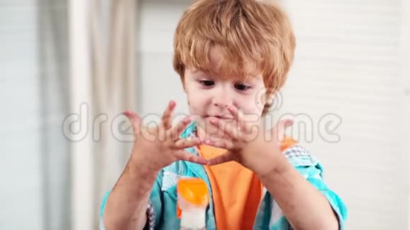 在春天植物的泥土和园艺中玩耍后小男孩炫耀他肮脏的手家里的戒指花第一批视频的预览图