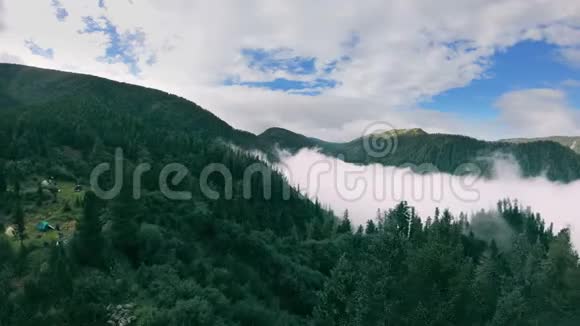 在山上的旅游营地上空飞行视频的预览图