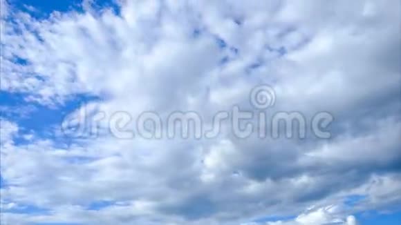 时间流逝在蓝天背景下缓慢移动的蓬松云团视频的预览图