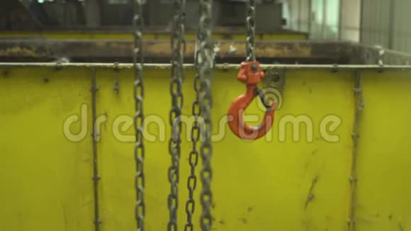 工厂大型金属容器背景上的金属钩链视频的预览图