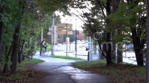 在城市的步行道可以俯瞰一条繁忙的街道视频的预览图