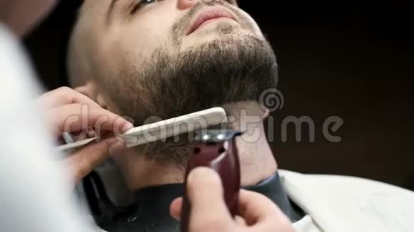 理发店理发师剪客人胡须过程视频的预览图