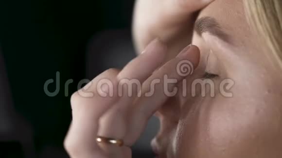 艺术家在沙龙化妆时抚摸顾客脸视频的预览图