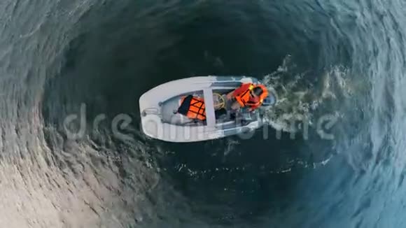 一个穿救生衣的船夫在河上航行视频的预览图