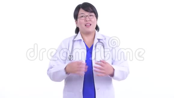 快乐超重的亚洲女医生在解释视频的预览图