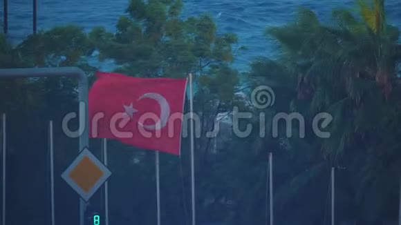 度假胜地沙滩上的强风和土耳其的海上风暴视频的预览图
