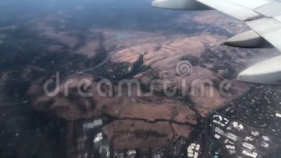 从飞机上拍摄的照片看着加州一座红色起伏的山丘和城市视频的预览图